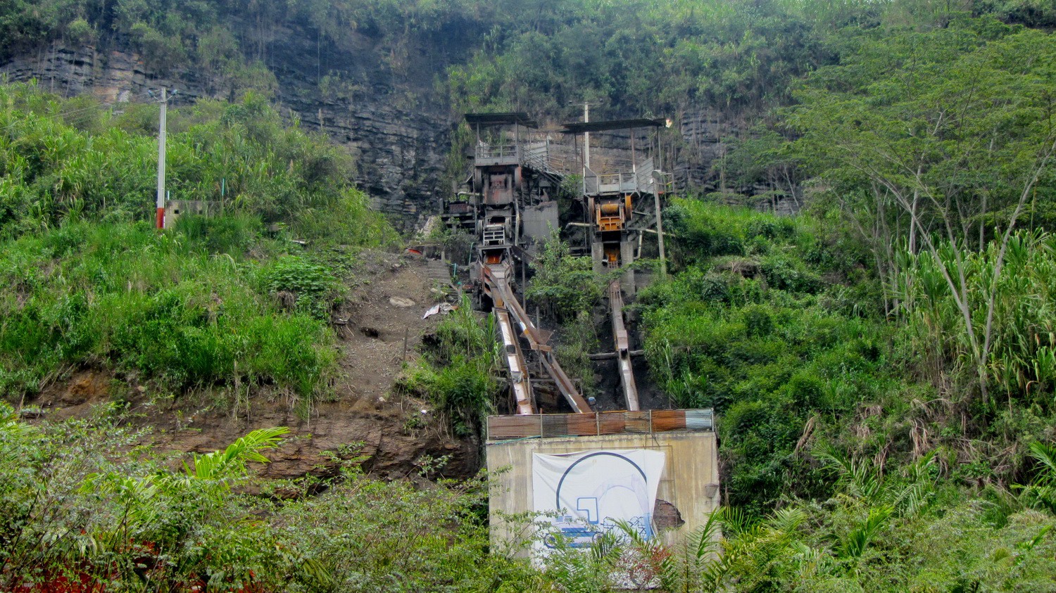 Mining on the street between Barbosa and Zipaquira